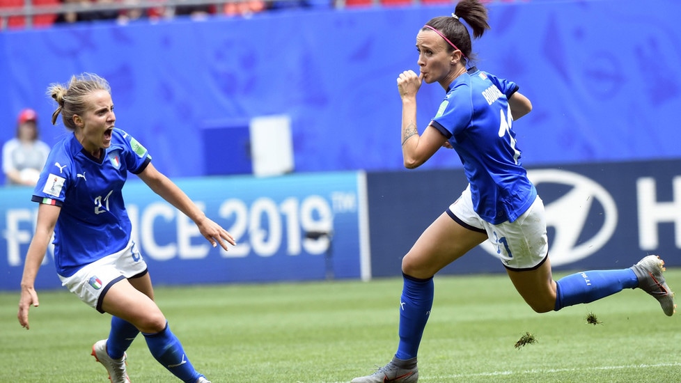 La Nazionale femminile di Bertolini non sbaglia alla prima del Mondiale in Francia. Contro una delle candidate alla vittoria finale, tre punti fondamentali grazie alla doppietta della fuoriclasse bianconera