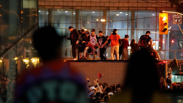 Toronto Raptors, spari durante la parata: quattro feriti, tre arresti