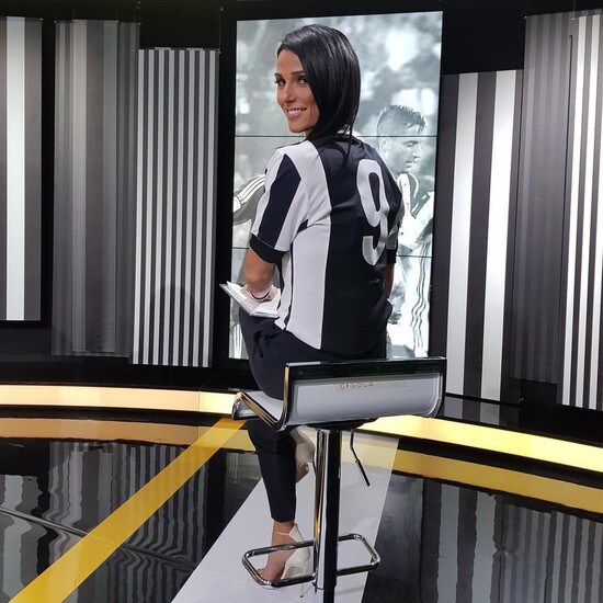 <p>La bella conduttrice televisiva indossa i colori della sua squadra anche in piscina</p>
