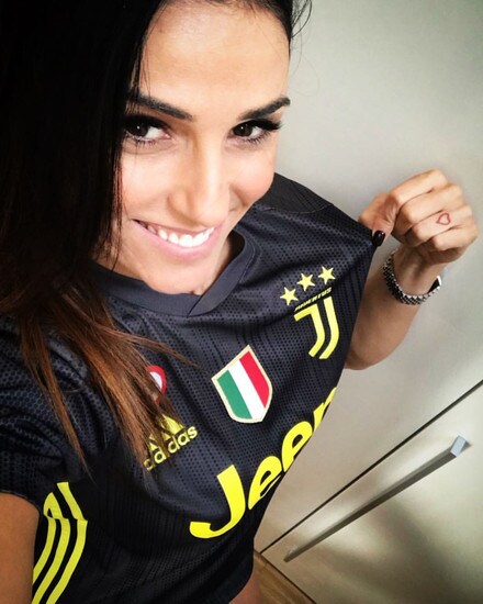 <p>La bella conduttrice televisiva indossa i colori della sua squadra anche in piscina</p>
