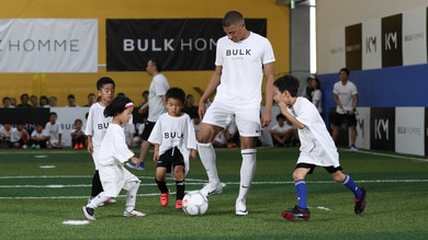 Mbappé, numeri e sorrisi con i bimbi di Tokyo