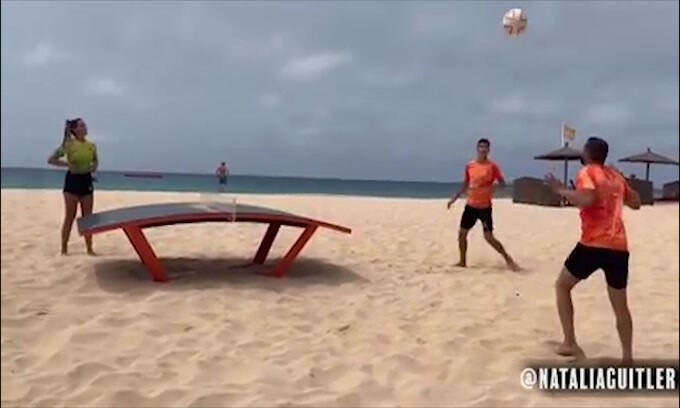 Douglas Costa, Teqball con Natalia Guitler