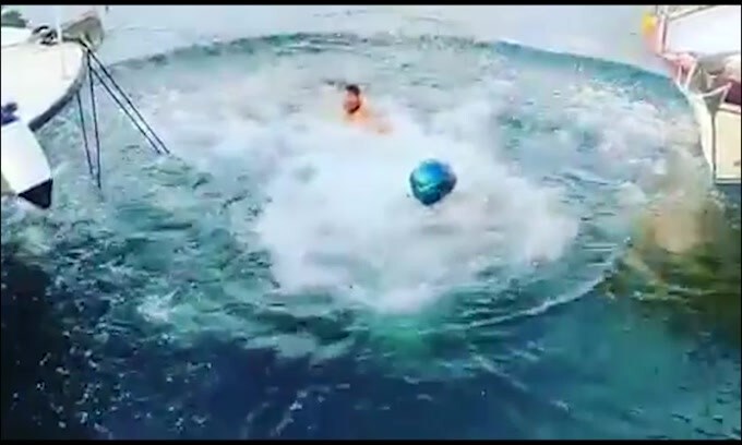 Balotelli lancia la sfida: 2mila euro per buttarsi in mare con lo scooter
