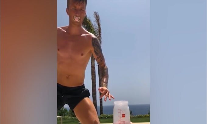 Reus svita il biberon della figlia per la Bottle Cup Challenge