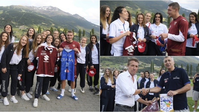 Belotti regala la maglia del Torino alle ragazze della Nazionale U20 di basket