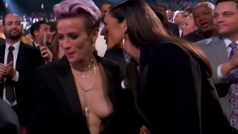Megan Rapinoe, incidente sexy in tv: spunta il seno in diretta