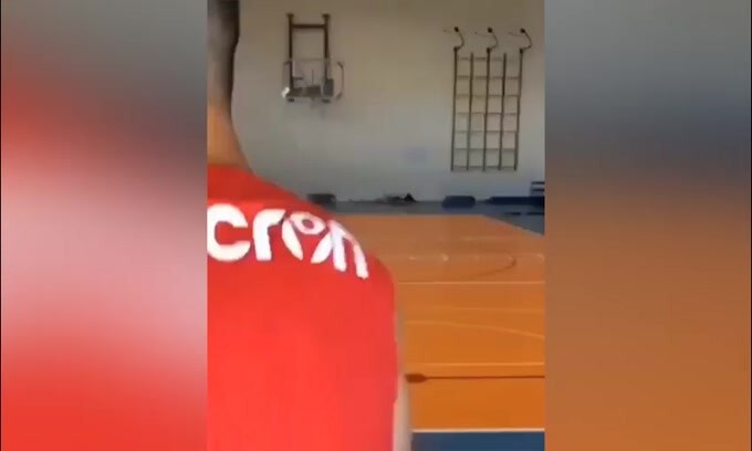 Birsa show, fa canestro con i piedi da metà campo