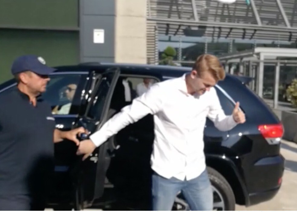 Juventus, De Ligt arriva al JMedical, delirio dei tifosi