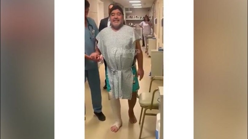 Ecco Maradona dopo l'operazione: "Torno a camminare come a 15 anni"