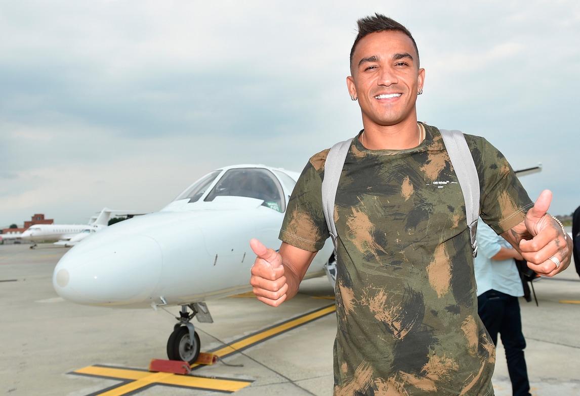 Juve, ecco Danilo: sorridente e con i pollici all'insù