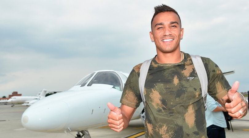 Juve, ecco Danilo: sorridente e con i pollici all'insù
