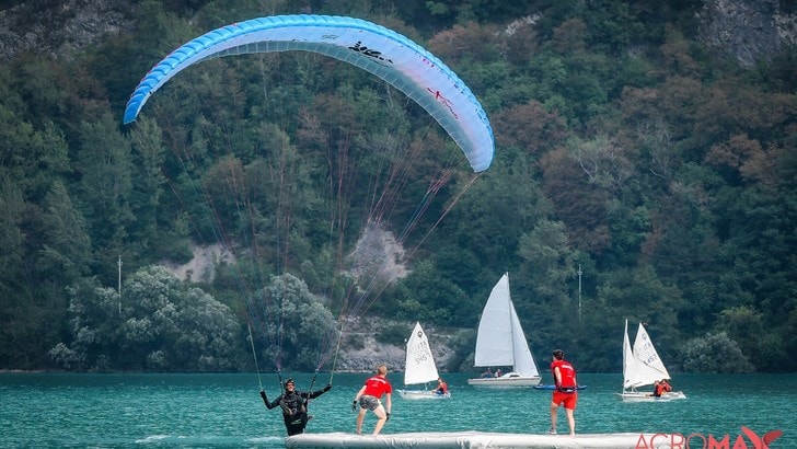 Parapendio acrobatico, la Coppa del Mondo fa tappa in Italia