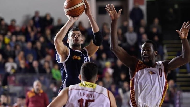 Riccardo Santolamazza firma con Cantù
