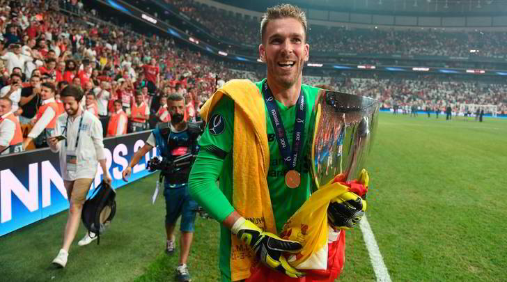 Liverpool, Adrian infortunato da un tifoso!