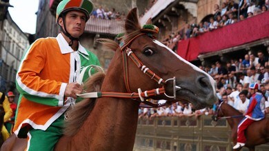 Palio di Siena, la contrada Selva vince al fotofinish