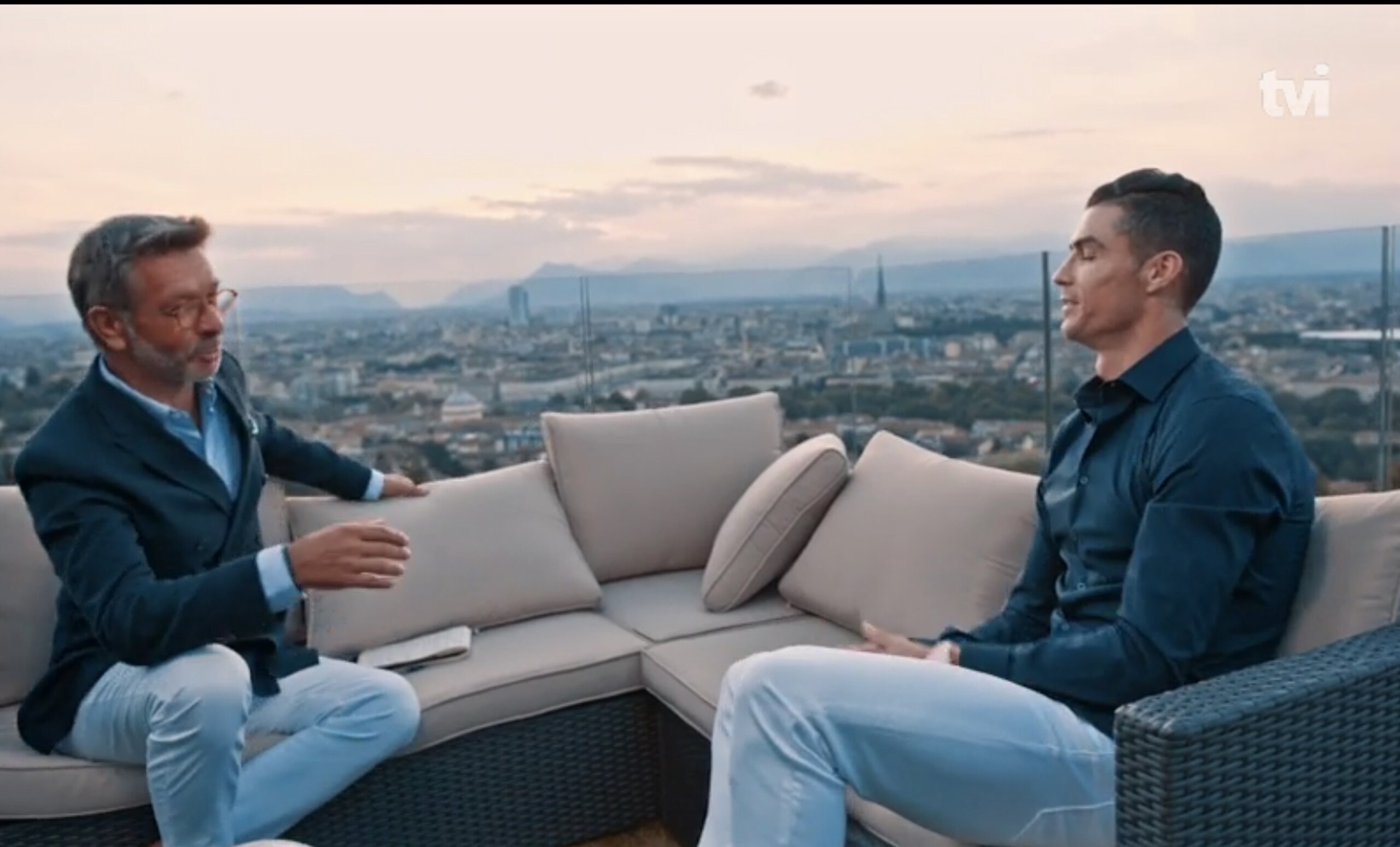 CR7 si fa intervistare da TVI con Torino alle spalle