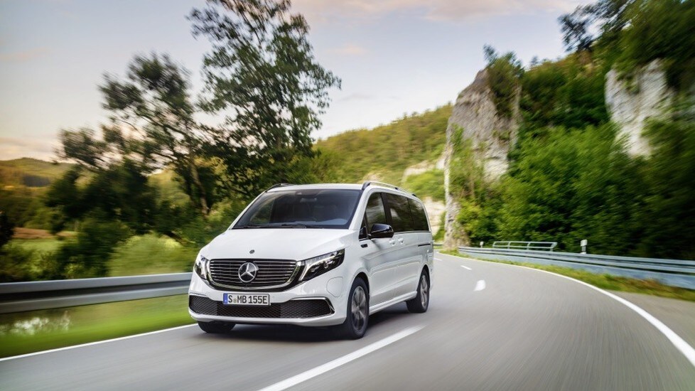 Dopo il suv EQC, Mercedes lancia il MPV elettrico EQV. Da Classe V alla trasformazione a batterie, con pacco da 90 kWh e oltre 400 km dichiarati in autonomia di marcia. Debutta al Salone di Francoforte, produzione in Spagna, da 6 a 8 posti e due configurazioni di passo: 