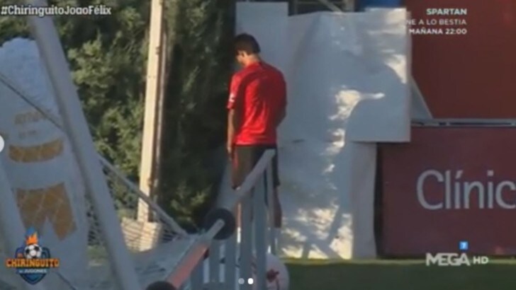 Joao Felix, pipì a bordo campo con l'Atletico Madrid
