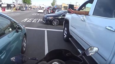 Moto inchioda all'ultimo grazie al gesto di un automobilista, il VIDEO