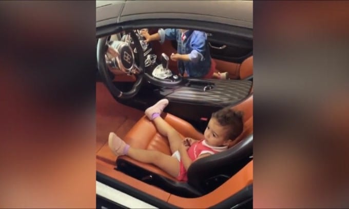 CR7, i bimbi sull'auto di papà