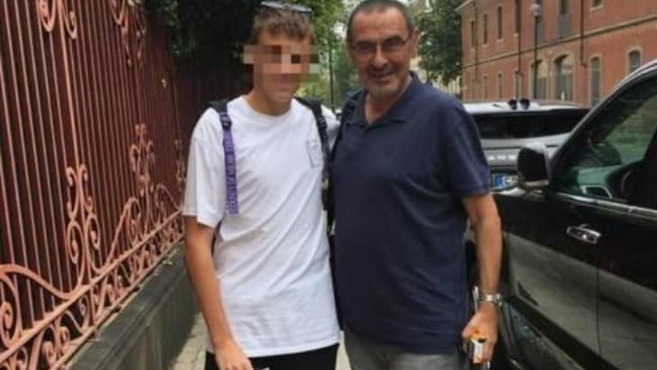 Sarri non perde il vizio del fumo nonostante la polmonite