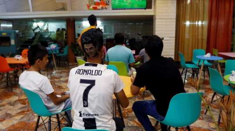 Il barbiere iraniano che "disegna" Cristiano Ronaldo in testa: un trionfo