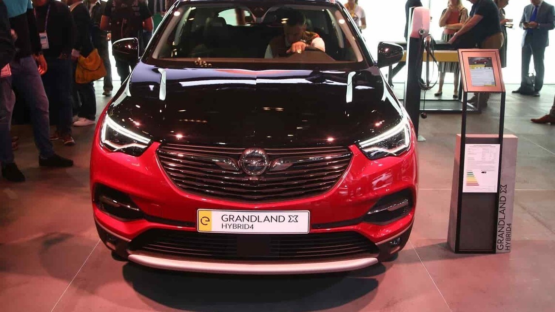Opel Grandland X Hybrid4, le foto del SUV