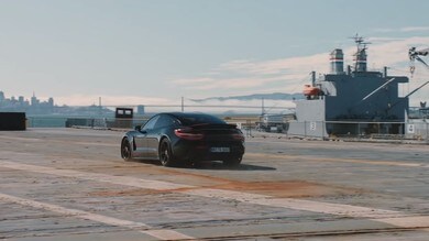 Porsche Taycan, il record: su una portaerei a 145 km/h