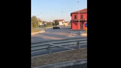 Va a sbattere con la Ferrari Superfast del padre: VIDEO