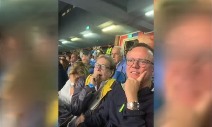 Gigi D'Alessio e Nino D'Angelo esultano al gol di Mertens