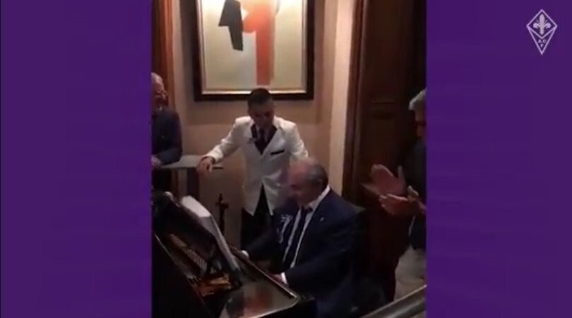 Commisso al pianoforte suona l'inno della Fiorentina