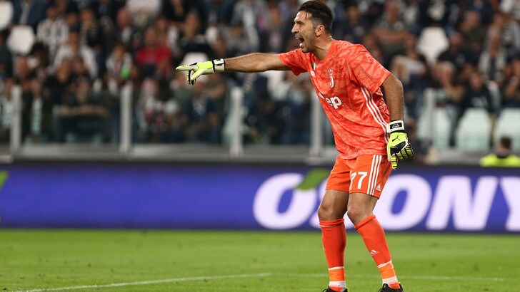 Buffon, 903 presenze in squadre di club: superato Maldini