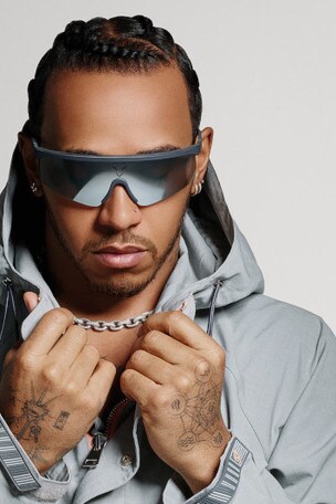 Lewis Hamilton disegna occhiali per Police