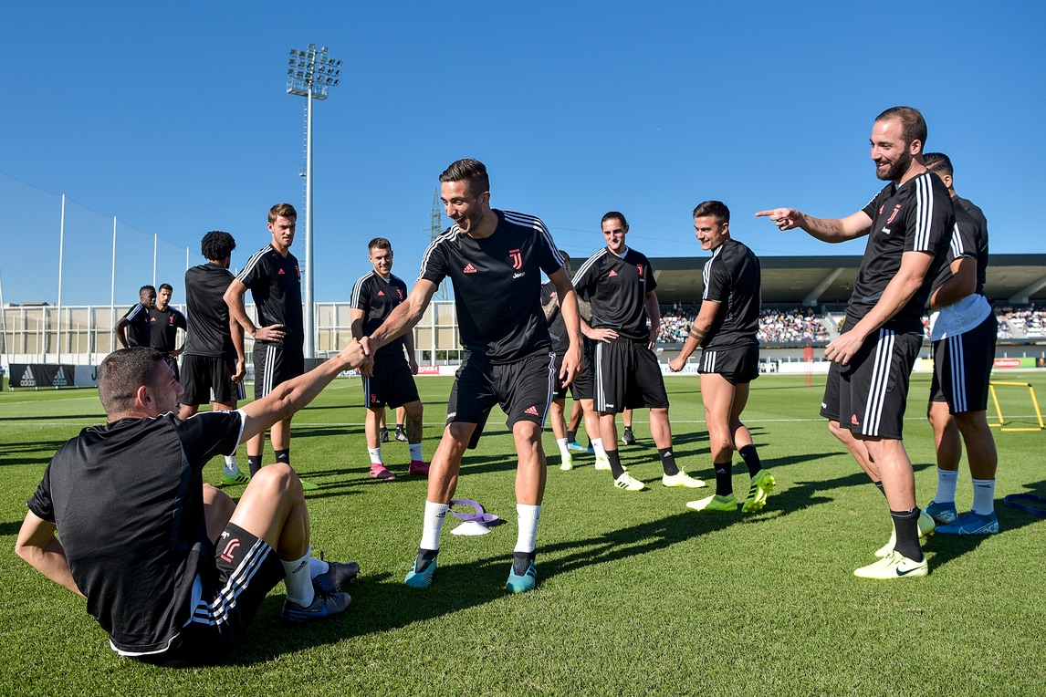 Juve, scherzi in allenamento: Demiral cade, Higuain se la ride