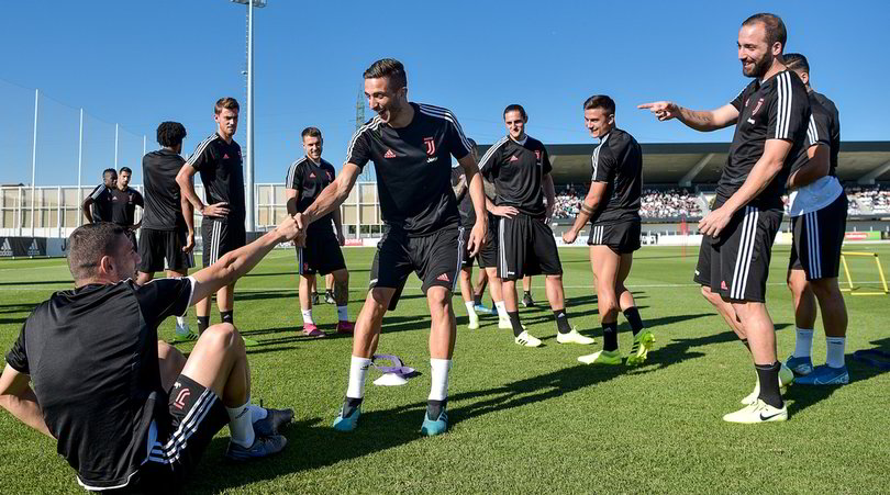 Juve, scherzi in allenamento: Demiral cade, Higuain se la ride