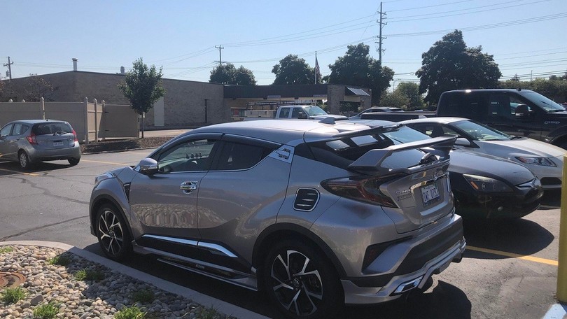 Toyota CH-R, spottato il tuning cromato