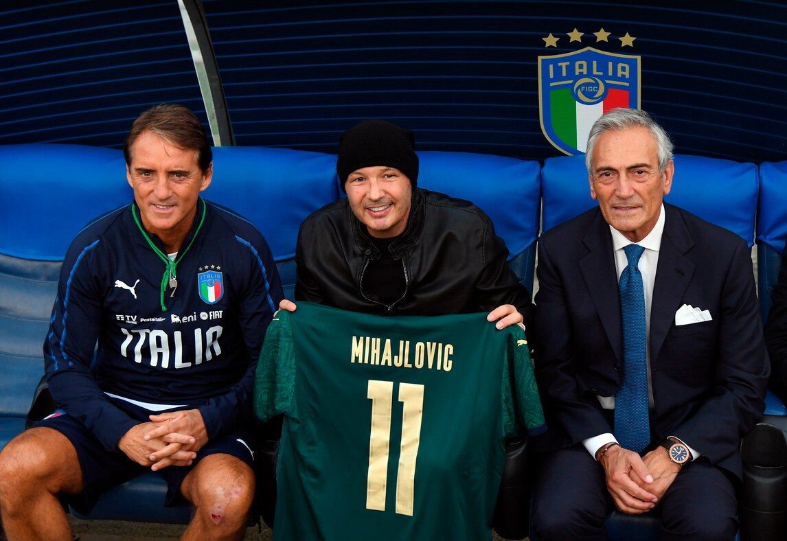 Mancini regala a Mihajlovic la maglia verde dell'Italia