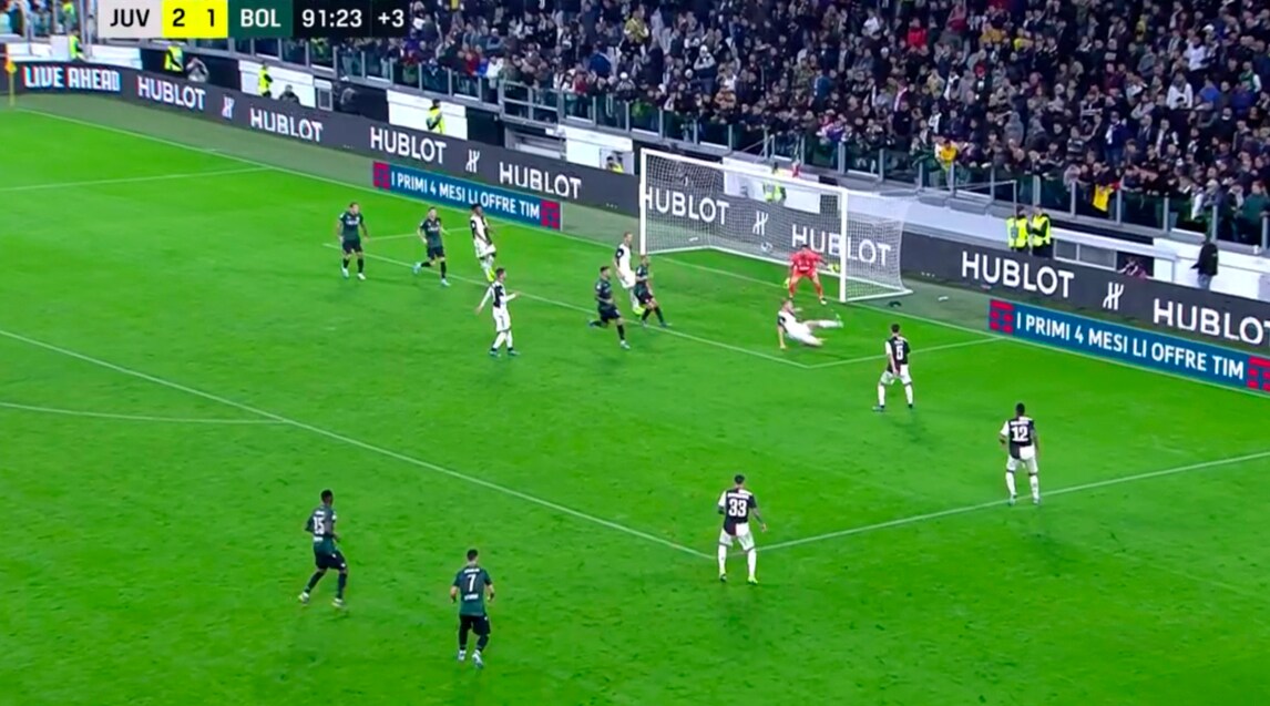 De Ligt tocca la palla di braccio in area, il Bologna chiede un rigore