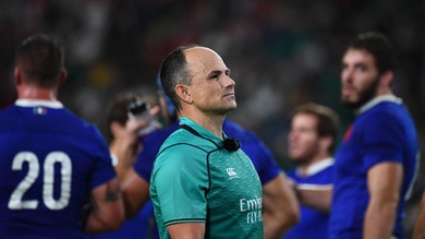 L'arbitro Peyper immortalato con i tifosi del Galles: Francia furiosa