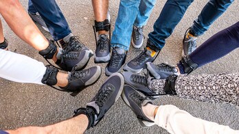 Le scarpe con supporto laterale energizzante si chiamano Grin Shoes