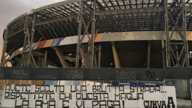 Napoli, altri striscioni in città: