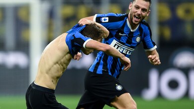 Barella gol e spogliarello: l'Inter batte il Verona in rimonta