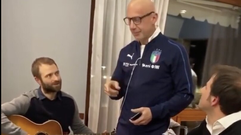 Italia, Vialli canta Battisti e tutti lo seguono in coro
