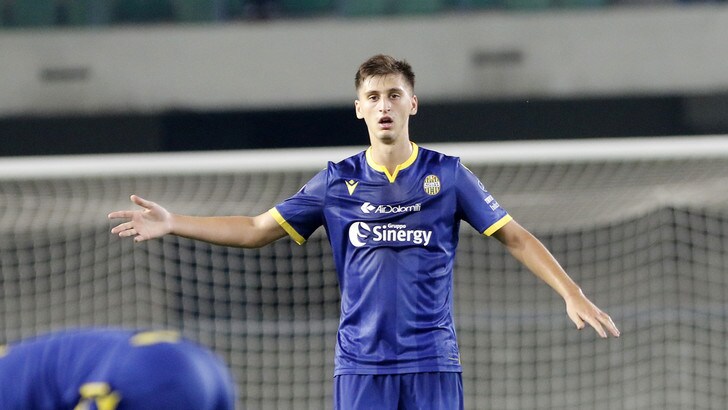 Bek tengah Hellas Verona, Marash Kmbulla
