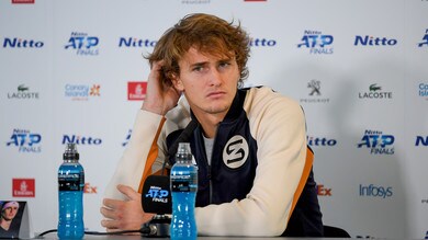 Zverev nega di aver usato il telefonino in campo: