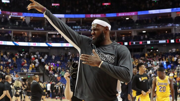 Nba, LeBron James fa la storia: tripla doppia contro tutte le squadre