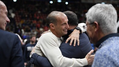 Allegri al Forum per l'Olimpia Milano: che abbraccio con Stankovic!