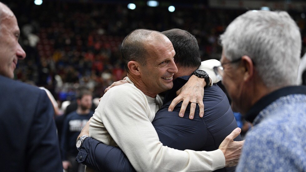 L'ex tecnico della Juve presente al match di Eurolega contro i vicecampioni in carica dell'Anadolu Efes: tra gli spettatori anche l'ex centrocampista di Inter e Lazio