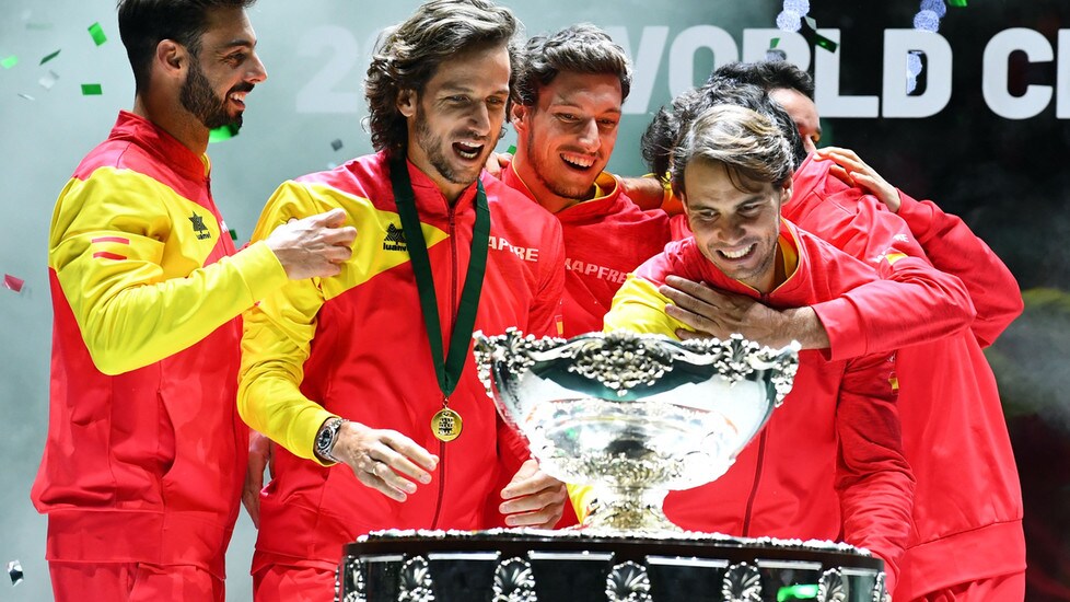 La grande festa dei tennisti iberici a Madrid per la vittoria dell'insalatiera d'argento nella finale contro il Canada