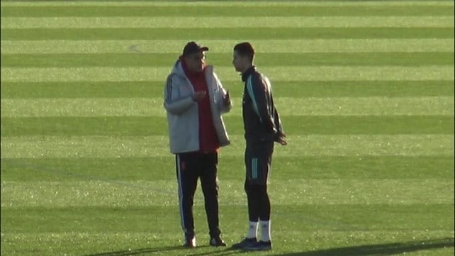 Sarri parla con Ronaldo prima dell'allenamento